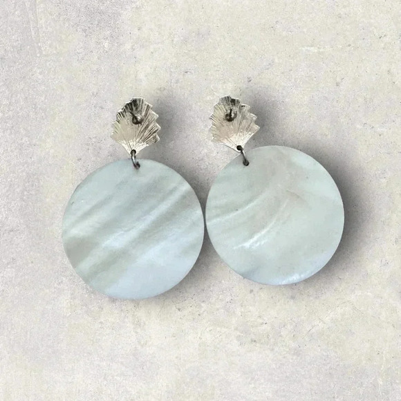 NWT 2.5” PORCELAIN WHITE LUCITE DISC GOLD SEASHELL DANGLE EARRINGS - Picture 4 of 5